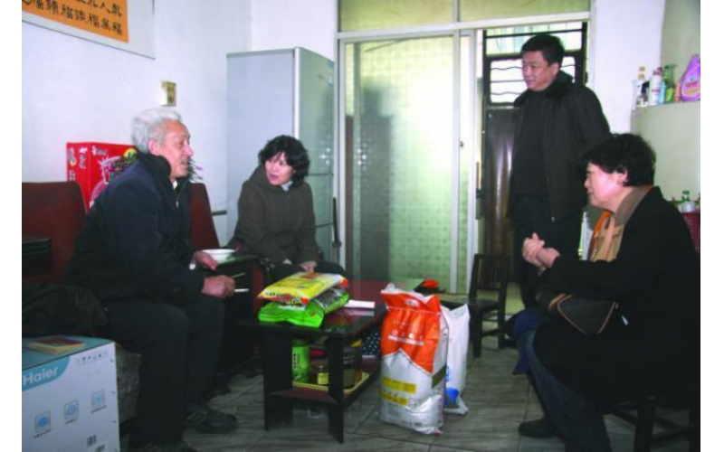 集团领导慰问离退休老同志和困难职工