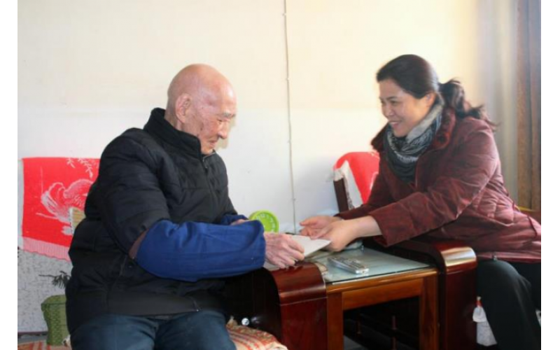 集团领导看望慰问离休老干部老领导